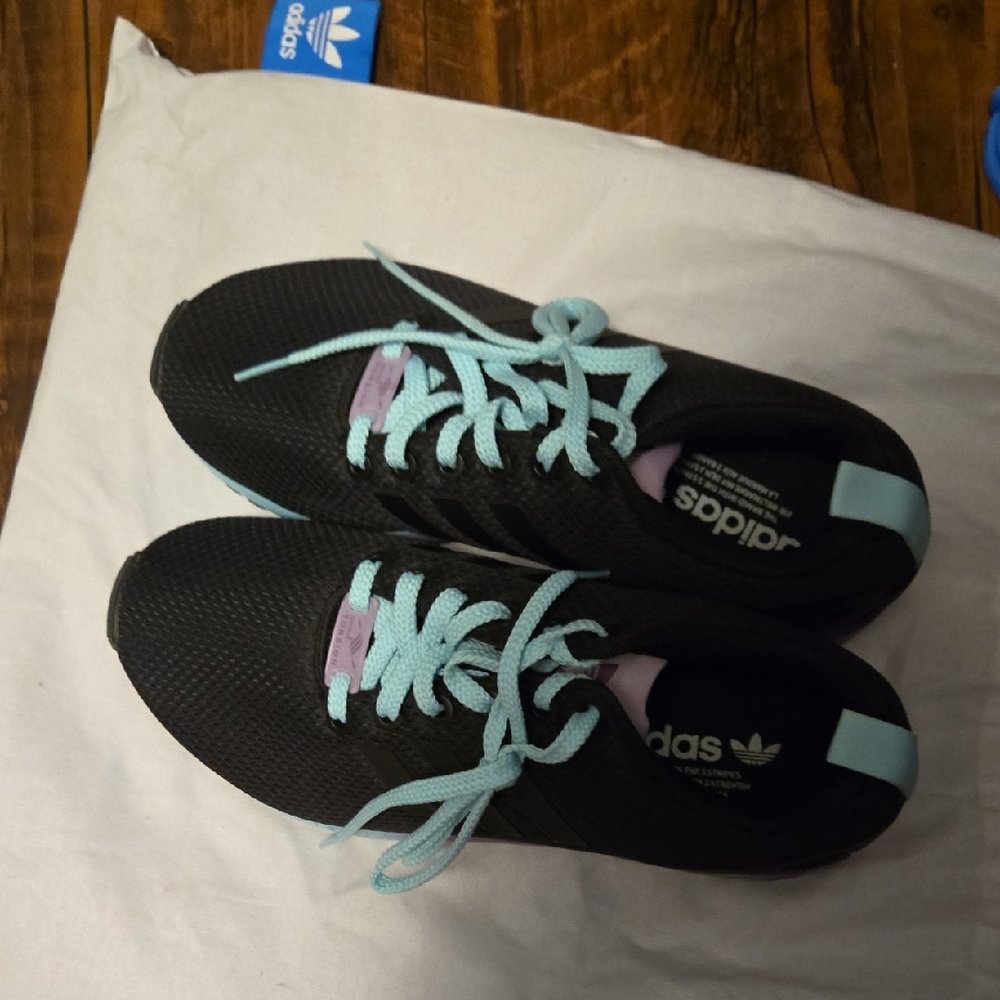 New Adidas Torsion Women's 7.5 Black Sneakers with Blue Laces